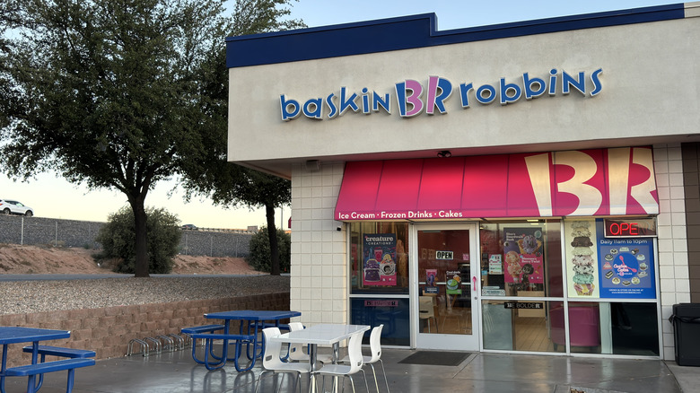 exterior of a Baskin-Robbins with blue and white outdoor seating