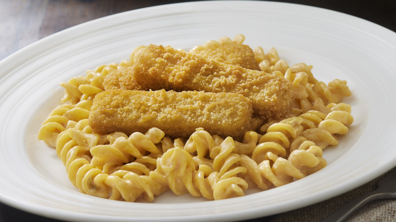 Macaroni and cheese with fish