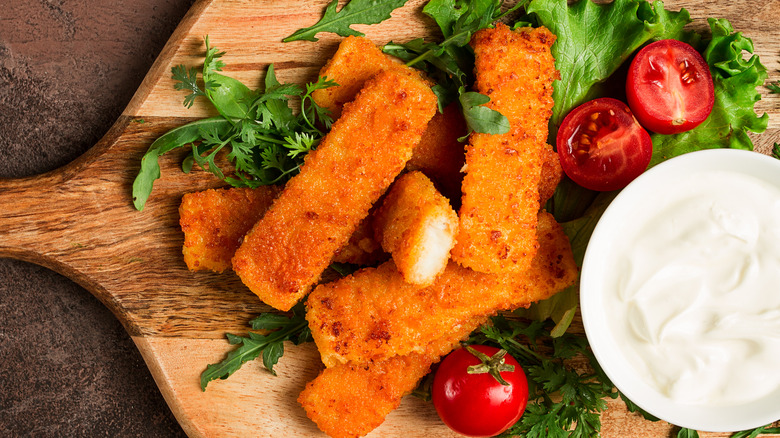 Fish stick salad with dressing