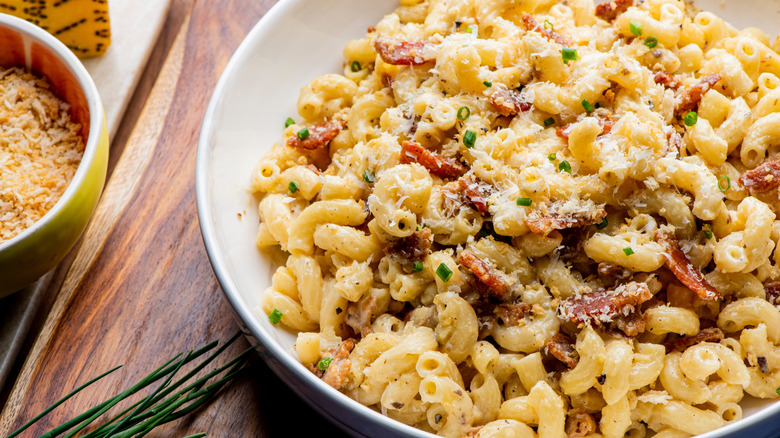 Macaroni and cheese with bacon and chives