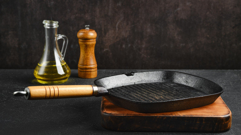 Cast iron grill pan with oil