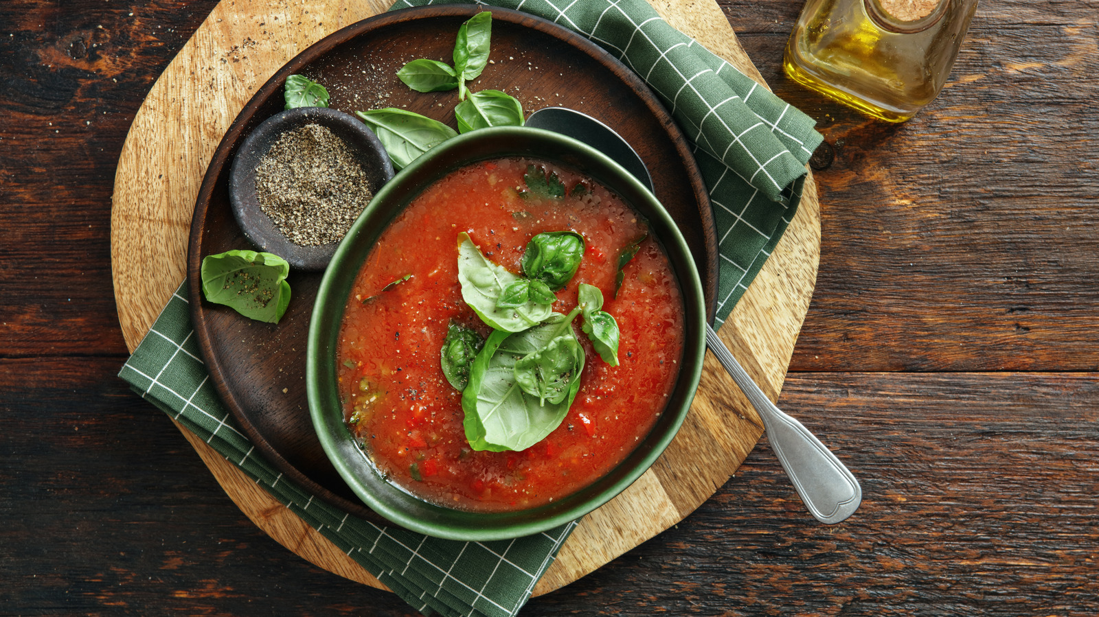 Tu sopa de tomate enlatada sabrá mucho mejor con las verduras sobrantes.
