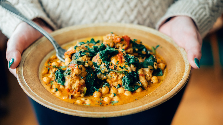 chickpea spinach curry in bowl