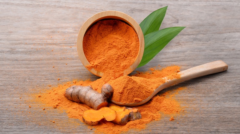 orange turmeric root and powder