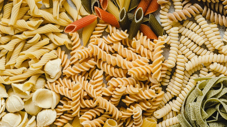 Different kinds of pasta shapes