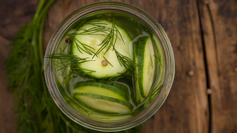 Sliced pickle chips with dill