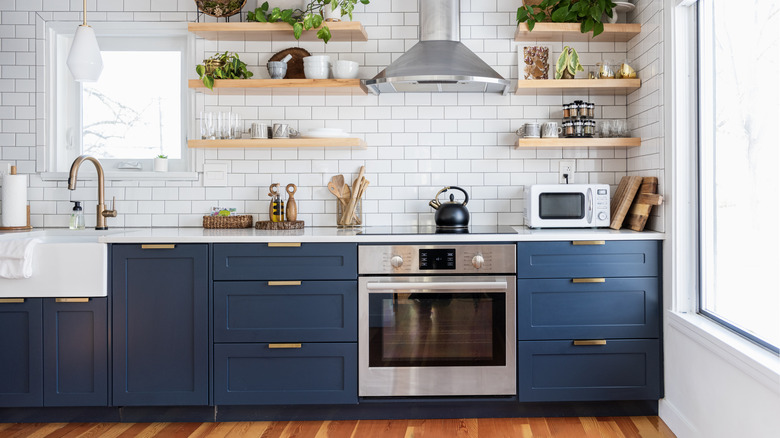 A view of a clean kitchen